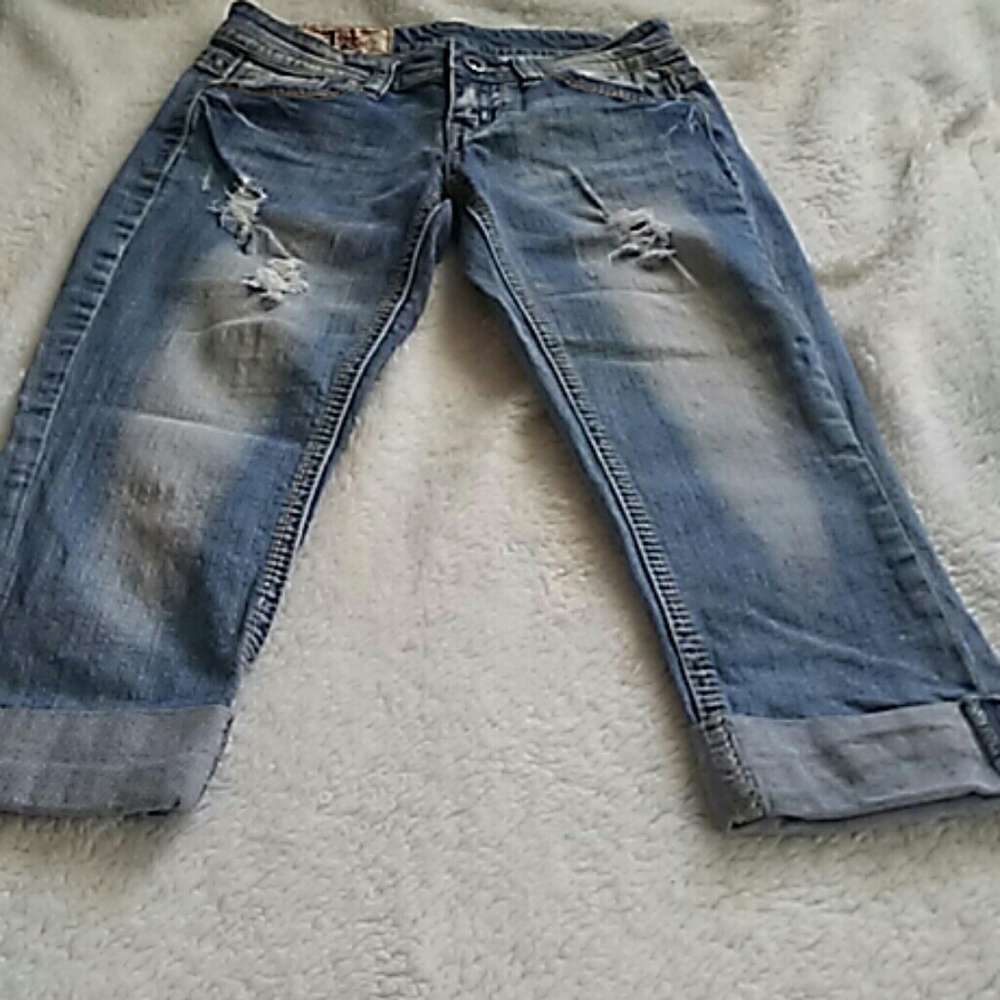 1st Kiss distressed crop jeans.
